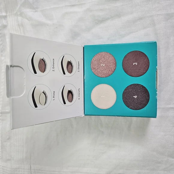 Thrive Causemetics Eyeshadow Palette - Picture 3 of 4